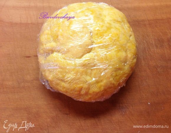 В глубокую миску просеять муку в месте с солью. Сделать небольшое углубление в муке и вылить горячий морковный сок, быстро перемешать. Вымесить тесто, постепенно добавляя оливковое масло до однородности. Если тесто получилось слишком крутое добавить немного горячей воды (пару ложек). Скатать в шар, завернуть в пищевую пленку. Отложить тесто в сторону на 30 минут отдохнуть.