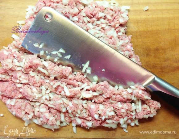 Луковицу вымыть, очистить и нарезать мелко-мелко. Соединить мясо и лук, выложить на разделочную доску и порубить их вместе большим ножом. Посолить, поперчить, добавить листики тимьяна.