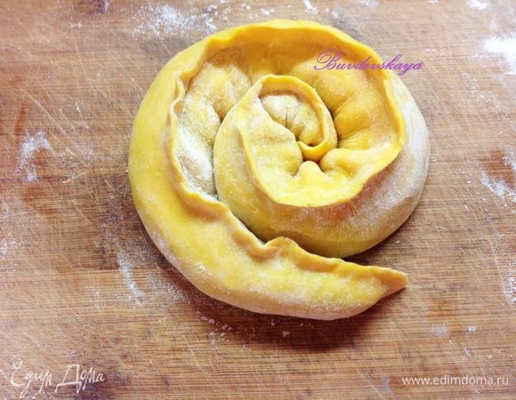 Свернуть полоски по спирали. Дно пароварки смазать растительным маслом и выложить на него наши завитки. Готовить в течении 30 минут. Если нет пароварки, то завитки можно приготовить в мультиварке, мантышнице или на плите при помощи кастрюли с водой и дуршлага или сита. Перед подачей завитки полить растопленным сливочным маслом. ENJOY !