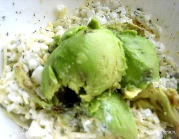 Вынимаем ложкой мякоть и смешиваем с остальной начинкой.