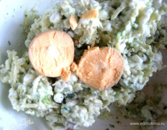 Сначала я хотела добавить целое отварное яйцо,но потом решила,что только желток нужен для связки и вкуса)))