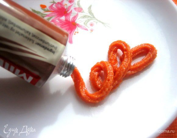 Идея окантовки из такой пасты мне пришла внезапно,когда увидела,как это сочетается по цвету,да и вкусу))) Перечислять ингредиенты в пасте не буду,скажу только,что она очень вкусная...на белый хлеб с маслицем...,а продаётся в крупных супермаркетах точно в рыбных отделах!