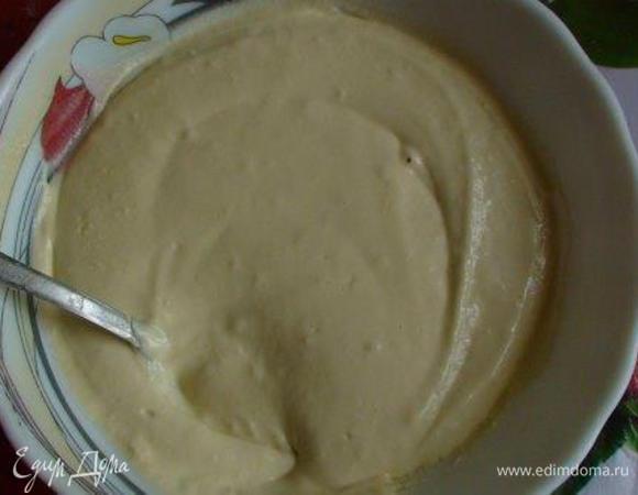 Смешайте все ингредиенты для теста (получится консистенция сметаны).