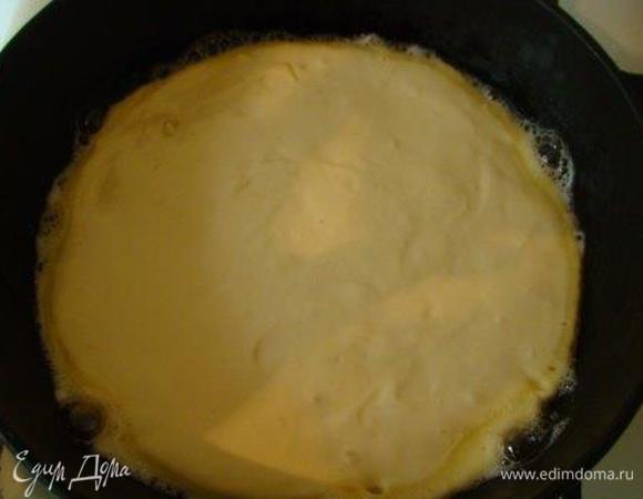 Вылейте жидкое тесто для пиццы на разогретую сковороду с маслом. Установите средний огонь.