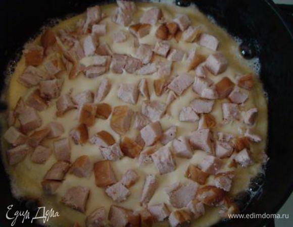 Сверху выложите нарезанную кубиками копченую курицу.