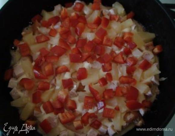 На ананас — болгарский перец, нарезанный кубиками.