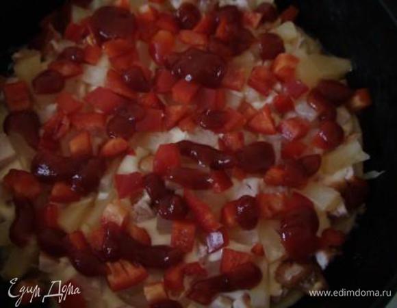 Смажьте пиццу кетчупом.