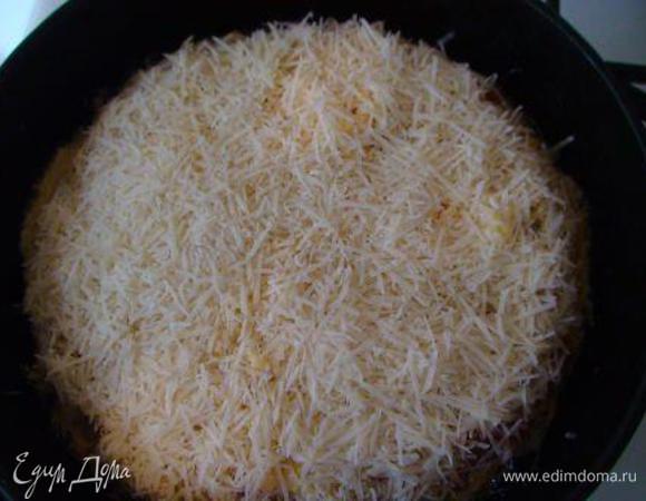 Сверху посыпьте сыром.