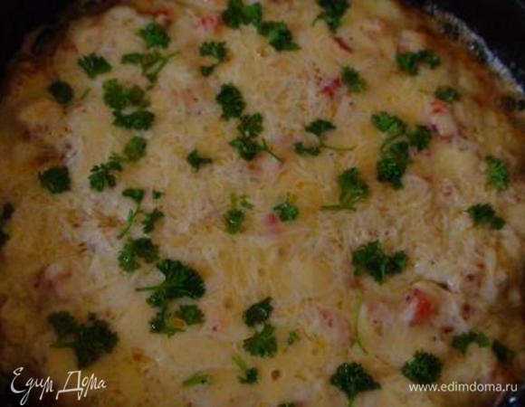 Накройте крышкой. Как только сыр расплавится — пицца готова! Жидкое тесто для пиццы хорошо пропекается, по консистенции напоминает бездрожжевые оладьи. 