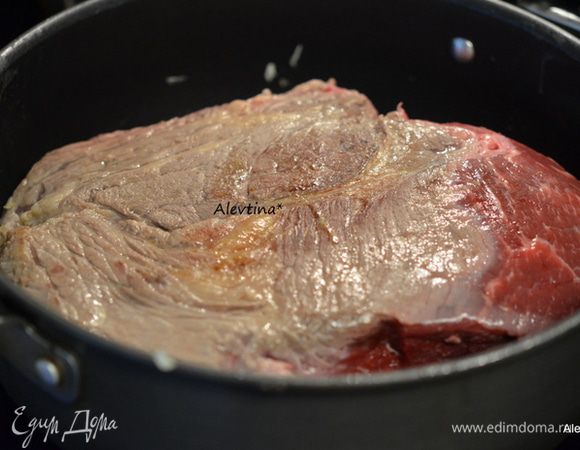 Затем кусок говядины (шейная часть) посолить и поперчить, обжарить со всех сторон на разогретой сковороде с растительным маслом. Переложить в  приготовленную емкость с луком и кофе. Закрыть крышкой и готовить в слоукукоре 8 часов в медленном режиме или в духовке при температуре 180 гр 2 -3 часа.