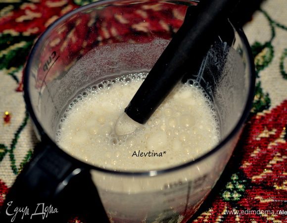 Смешать муку с холодной водой 1/4 ст. Добавить в слоукукер или емкость с готовкой  за 15 мин. до окончания. Перемешать. Или достать готовое мясо. Бульон процедить и добавить муку с перемешанной водой, перемешать и дать вместе провариться несколько минут.