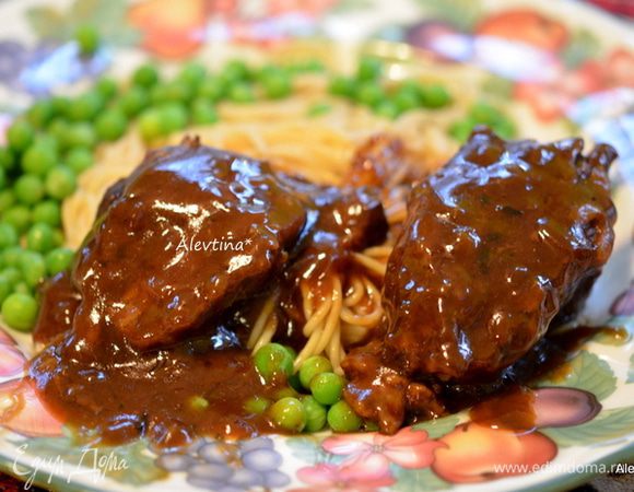 Подаем к столу. Мясо получается рассыпчатым, а соус приятным.