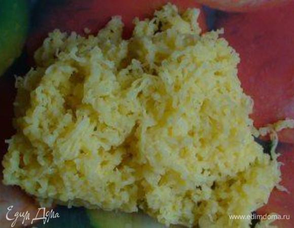 Картофель отварить, очистить и натереть на мелкой терке.