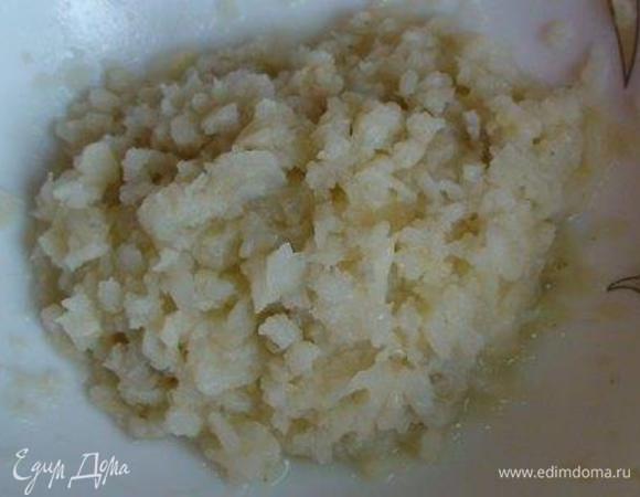 Цветную капусту разобрать на соцветия и отварить в подсоленной воде.
Готовую капусту размять вилкой в пюре и смешать с картофелем.