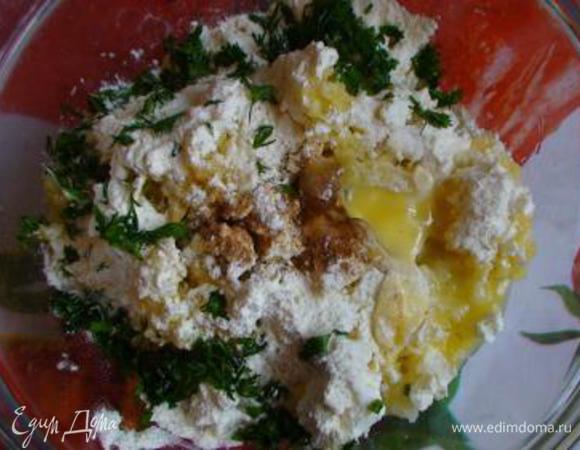 Добавить творог, желток, измельченную зелень, соль, муку и мускатный орех.