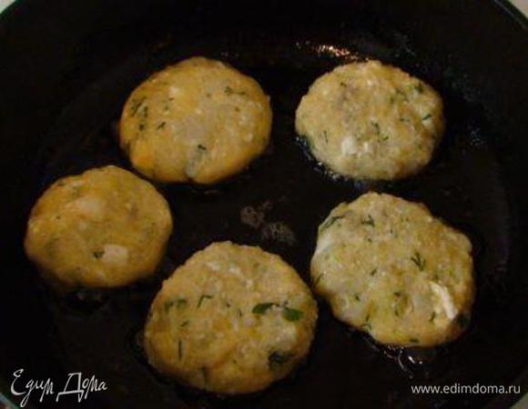 Из картофельно-капустной смеси мокрыми руками cформировать котлетки и обжарить на растительном масле с обеих сторон до золотистой корочки.