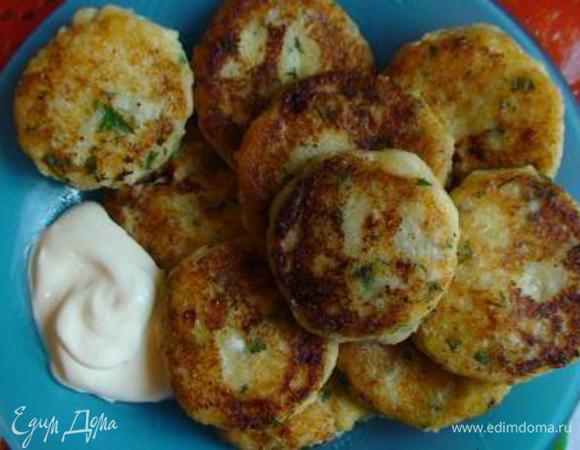 Подавать горячими со сметаной или натуральным йогуртом.