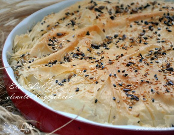 Пирог выпекайте в заранее нагретой до 200С духовке, в течении 25-30 минут.
Подавать желательно горячим.
Приятного аппетита!!!!!!!!!!!