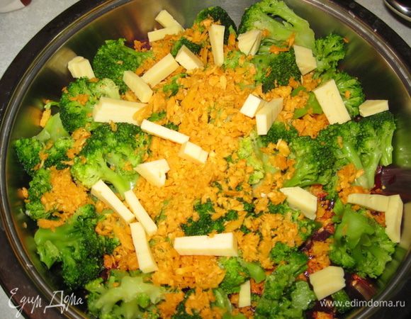 Режем печенку на кусочки. Выкладываем на противень.
Разбираем брокколи на соцветия. Натираем на крупной тёрке сыр (или режим на кусочки) и морковь. Все это перемешиваем. И выкладываем на печенку.