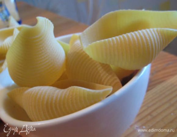 20 "ракушек" (огромные) отварить 5 -8 минут, откинуть и сбрызнуть оливковым маслом. Отставить.