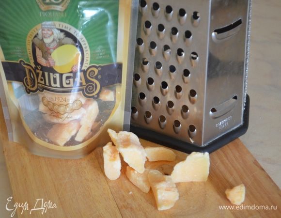 Сыр трем на крупной терке.