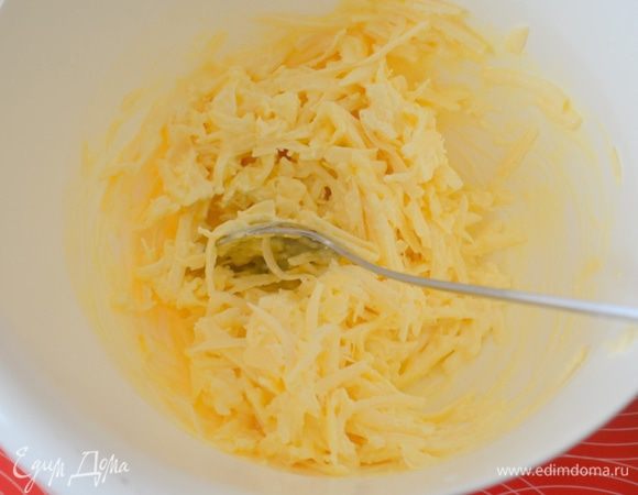 Смешиваем сыр, соль, масло, муку и чеснок. перемешиваем.