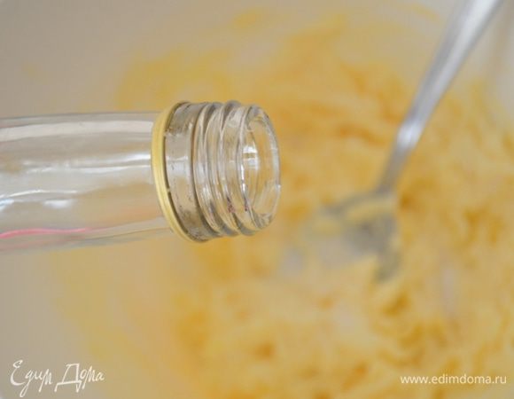 Влить коньяк, добавить приправы и еще раз размешать - будет суховатое тесто. Добавить ледяную воду и замесить тесто. 