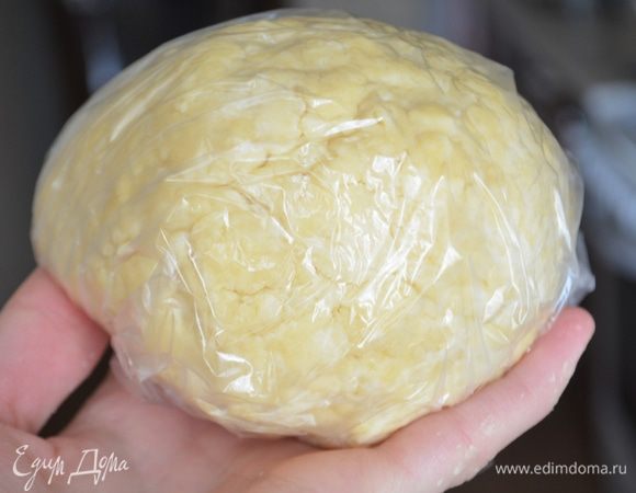 Скатать в шар, завернуть в пленку и убрать в холодильник на 30 минут. 