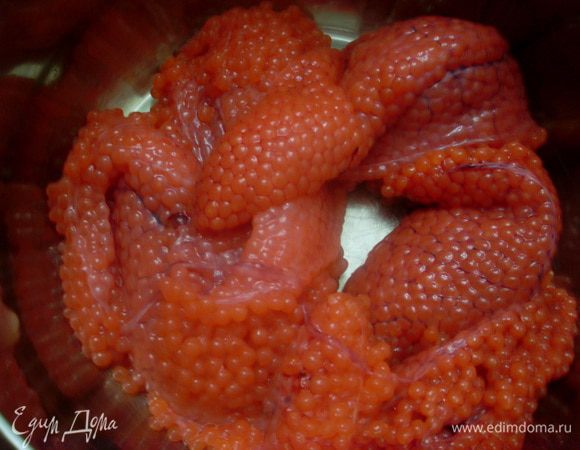 Отделите от общего количества 3–4 ястыка. Переложите в кастрюлю с достаточно высокими бортиками.