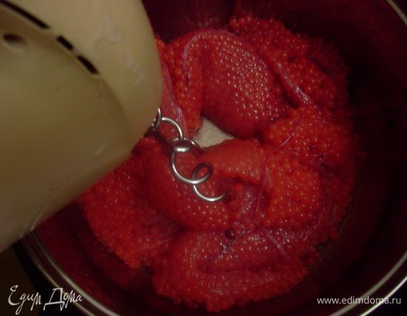 Наденьте на ручной миксер насадки для теста и включите на самую медленную скорость.