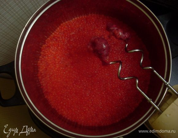 Ястыки «наматываются» на крючки насадки для теста, а икринки отделяются и не лопаются. Проверьте, чтобы все ястыки были обработаны. Выньте миксер и удалите намотавшиеся ястыки (если на них осталось несколько икринок, они легко снимаются пальцами). Еще раз проверьте, чтобы в икре не попадались кусочки ястыков (у меня осталось буквально пара пленочек, которые легко удалить). Также поступите со следующей партией.