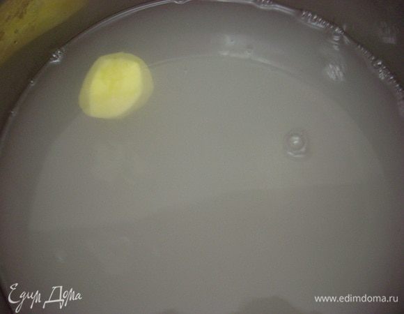 Приготовьте тузлук. Для этого растворите соль в воде и проверьте крепость раствора очищенной сырой картошкой. Если она плавает близко к поверхности, раствор готов. Картошку уберите. Тузлук прокипятите и остудите. Если на дне будут хлопья, слейте чистый тузлук в другую посуду.