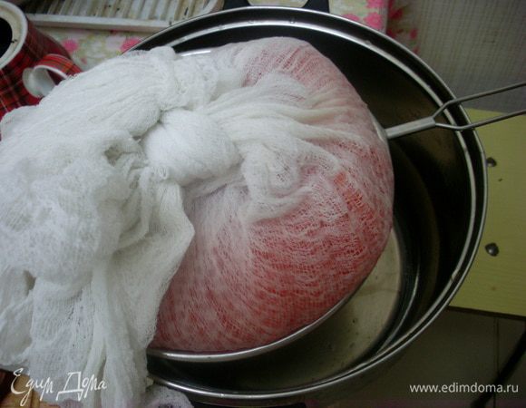 Тем временем подготовьте марлю, сито и емкость для отцеживания икры от тузлука. У меня икры получилось больше 2 литров, поэтому пришлось просить мужа держать марлю как карман (все на сито не влезло). Завяжите марлю узелком и подвесьте стекать минимум на 3 часа. 