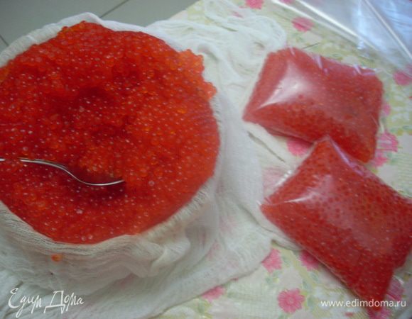 Разложите икру в небольшие плотные пакетики (можно в баночки, контейнеры). Мы часть съели на завтрак — очень вкусно.