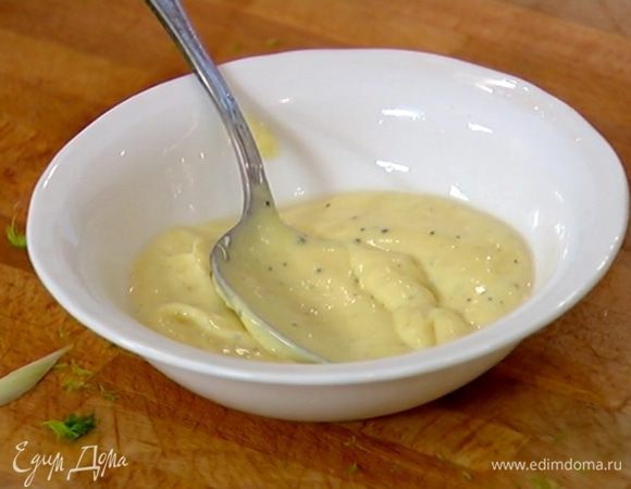 Приготовить майонез: желток соединить с горчицей, посолить, поперчить, влить часть сока лайма и начать взбивать миксером, тонкой струйкой вливая оливковое масло. Когда масса станет густой, добавить оставшийся сок лайма и, тонкой струйкой вливая оливковое масло Extra Virgin, продолжать взбивать до получения однородной массы.