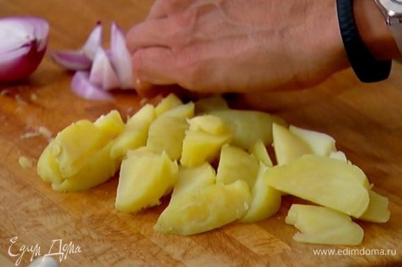 Картофель отварить в мундире, затем почистить и разрезать на дольки.