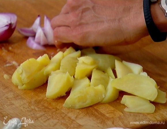 Картофель отварить в мундире, затем почистить и разрезать на дольки.