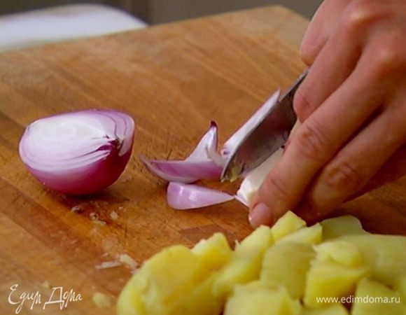 Лук почистить и нарезать дольками.