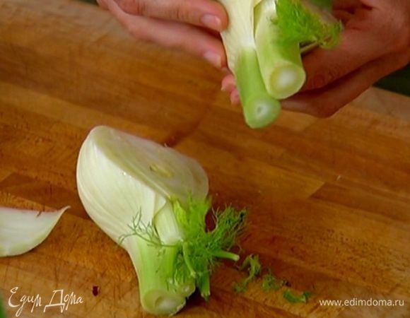 Фенхель нарезать тонкими дольками.
