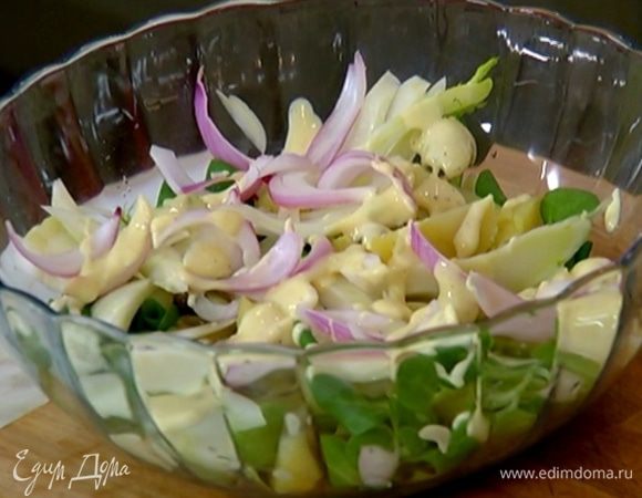 Корн выложить в салатницу, сверху разложить картофель, каперсы, фенхель и замаринованный лук, полить все домашним майонезом.