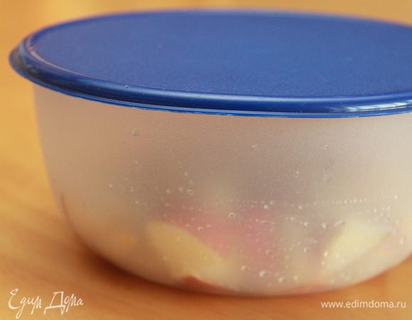 Ёмкость с яблоками закрыть крышкой и оставить в тёплом месте на ферментацию на 5 дней. Каждый день встряхивать яблоки, не открывая посуду.