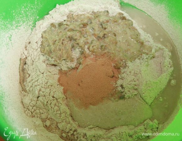 7-ой день. Замесить тесто из муки, мюсли, стартера, дрожжей, 80% воды и сока ферментированных яблок. 