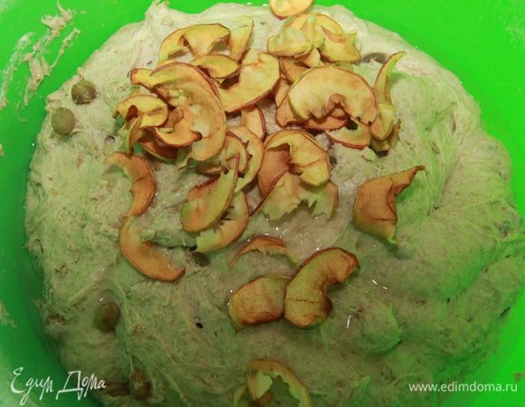 Добавить растительное масло, сушёные яблоки. Вымешивать 5 минут.