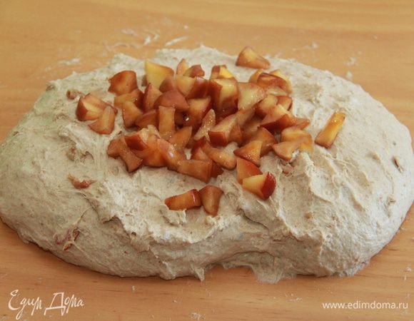 Добавить ферментированные яблоки, аккуратно перемешать.