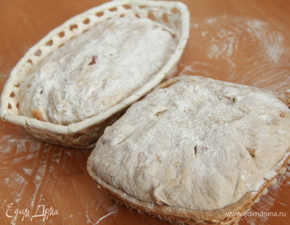 Положить тесто в слегка смазанную маслом большую миску и закрыть плёнкой. Оставить для брожения на 1,5 часа, обминая тесто через каждые 30 минут. Разделить на две части и положить в расстоечные корзины на 60 минут. 