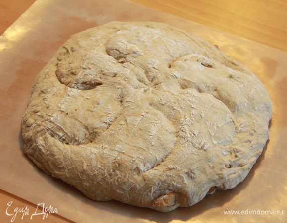 За 30 минут до времени выпечки разогреть духовку до 230*С. Перевернуть були на посыпанный манной крупой антипригарный лист. Посыпать були мукой и сделать надрезы. Залить один стакан воды в металлический поддон. Выложить були в духовку. Сбрызнуть стенки духовки водой из спрея. Выпекайте при 220*С 30 минут. При необходимости повернуть противень с хлебом другой стороной. Выключить духовку и держать приоткрытой. Остудить на решетке.