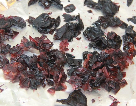 Виноградные шкурки (жмых) долго сушились на солнышке, ждали своего часа!