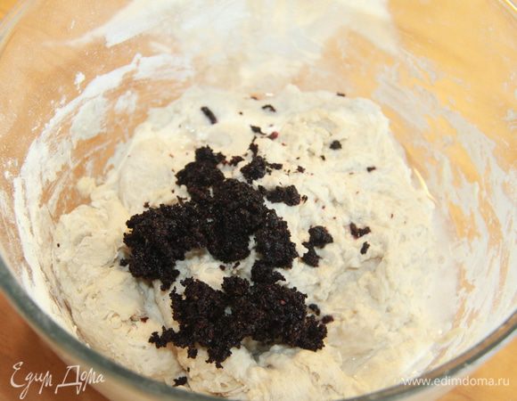 Виноградные шкурки перемолоть в кофемолке.Соединить тесто и виноградный жмых.