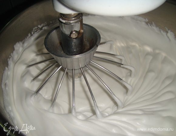 Белки взбить в пышную крепкую пену.