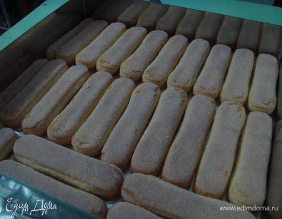 Выложить савоярди.